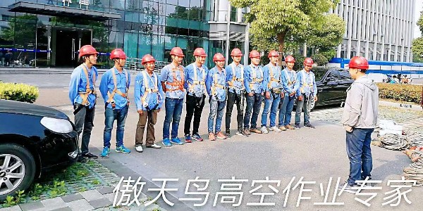 外墻清洗員的心聲—— 城市“蜘蛛人” 掙得就是這份心跳錢！